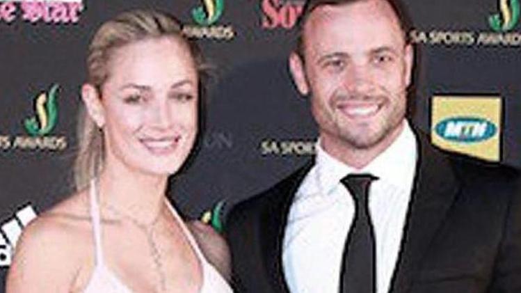 Reeva Steenkamp, a sinistra, con il fidanzato Oscar Pistorius