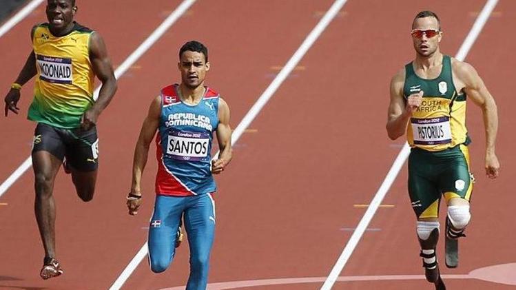 Oscar Pistorius, a destra, nei 400 metri alle Olimpiadi di Londra
