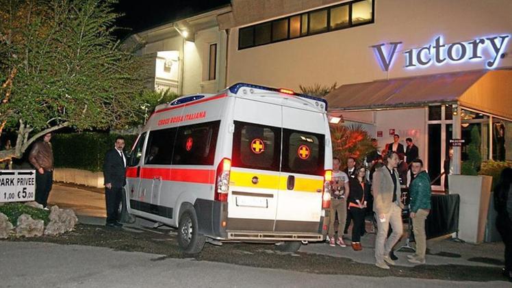 L'arrivo dell'ambulanza all'esterno della discoteca di Villaggio del Sole. FOTO DI FRANCESCO DALLA POZZA