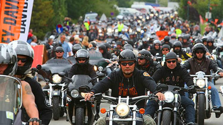 Un momento del famoso corteo delle Harley davidson a Villach in Austria