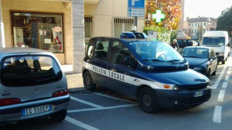 La Fiat Multipla della polizia locale di Breganze, parcheggiata negli spazi riservati alle moto. FOTO LORENZ PERDA