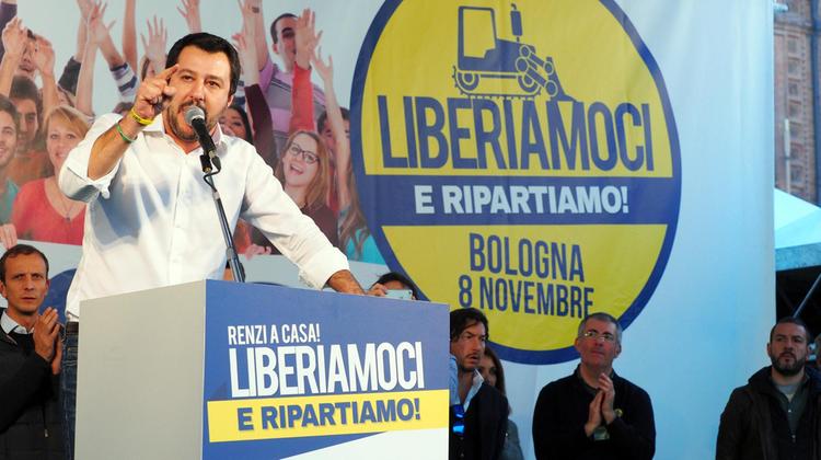 Il segretario della Lega Nord Matteo Salvini sul palco allestito in Piazza Maggiore a Bologna