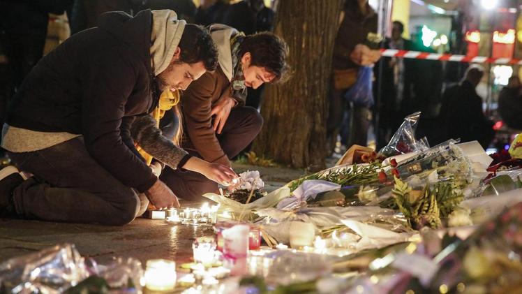 I fiori e i lumini davanti al Bataclan in ricordo delle vittime dell’attacco terroristico