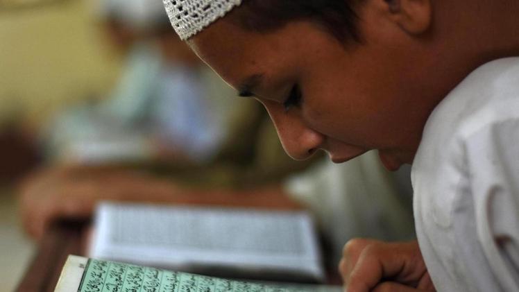 Un giovane musulmano impegnato nella lettura del Corano. ARCHIVIO