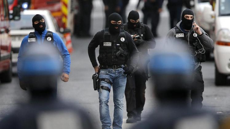 Uno dei blitz della polizia francese dopo gli attentati. Parigi si sta abituando a queste scene di guerra