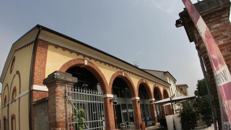 L’edificio comunale che ospita sino a domani il “Mamaloca”.  CISCATOIl titolare Cristiano AntoniniIl sindaco Maria Cristina Franco