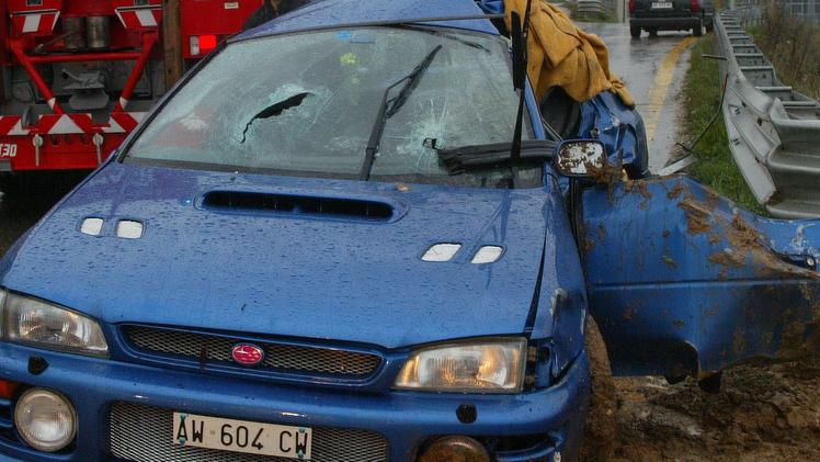 La vettura della giovane vittima, distrutta dopo lo spaventoso incidente avvenuto 12 anni fa in città