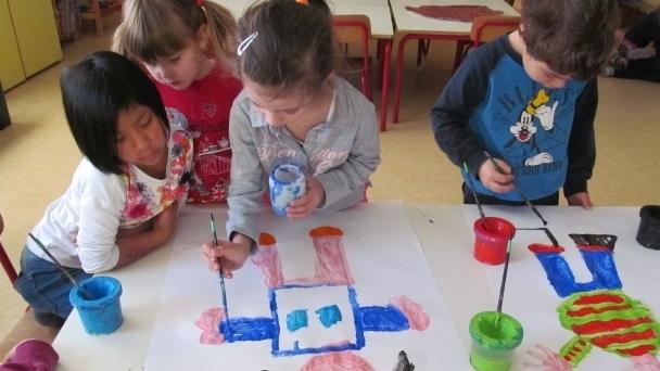 I bambini della scuola “Amarillide” con le insegnanti e il gruppo di lavoro che ha dato vita al libroI bambini creano con i colori i protagonisti della loro storia