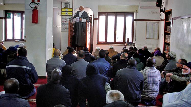 Il sermone in italiano dell’imam del Veneto Kamel Layachi tenuto per i fedeli della moschea di Thiene. FOTO STUDIO STELLA - BREGANZE