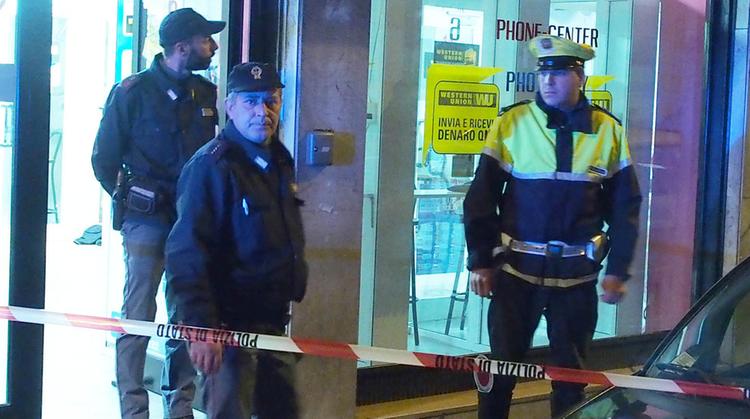 Agenti di questura e polizia locale durante un controllo in via Firenze