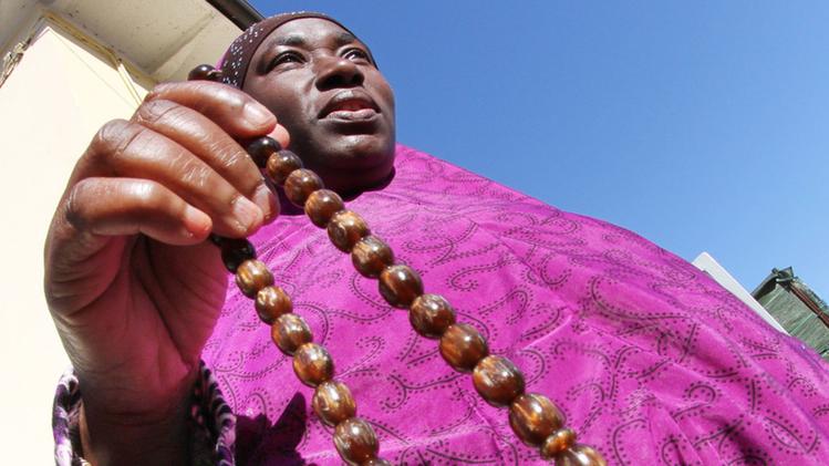 Hassana, convertita all’Islam, con il rosario del corano. FOTO STELLA