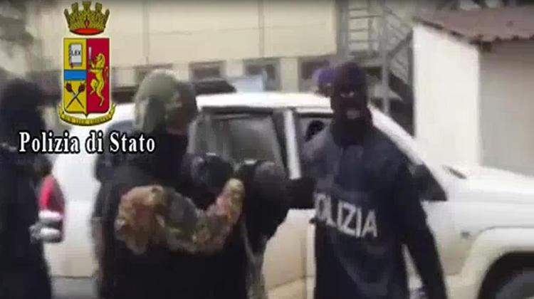 Operazione degli uomini dell'Antiterrorismo italiano e della Digos di  Brescia
