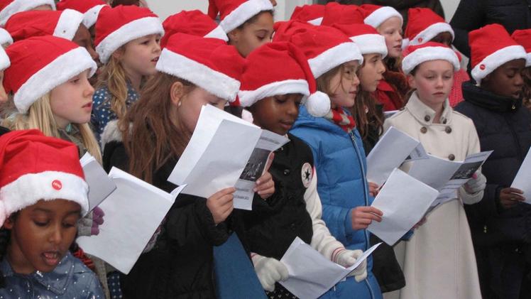Nella foto d’archivio un coro di studenti canta le carole natalizie durante una recita scolastica