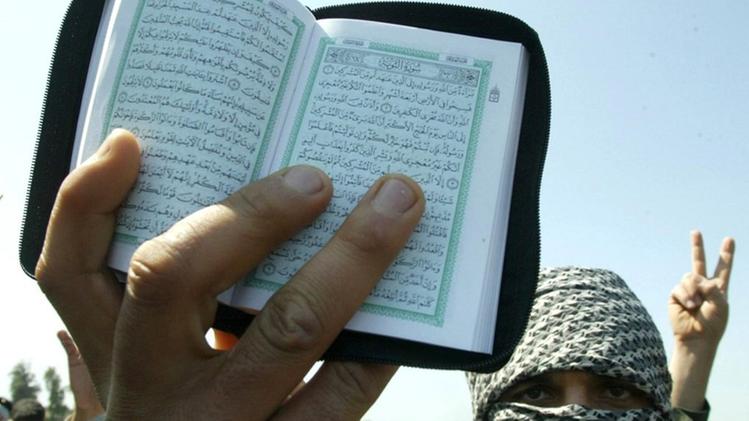 Una guida scritta in arabo con le disposizioni contro gli infedeli: fra di loro anche chi insulta il profeta