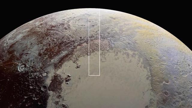 Le migliori immagini mai scattate della superficie di Plutone, registrate dalla navicella spaziale New Horizons durante il volo di avvicinamento avvenuto il 14 luglio 2015, sono state unite dalla Nasa in questo straordinario video. Le foto fanno parte di una sequenza scattata ad altissima risoluzione, ben 77-85 metri per pixel, rivelando caratteristiche più piccole di un palazzo. Un'ampia varietà di crateri, terreni di montagna e ghiacciai così nitidi non si erano mai visti, affermano gli scienziati