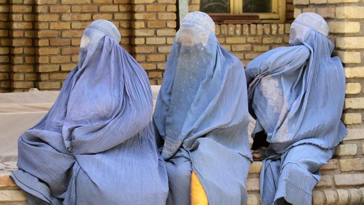 Alcune donne con il burqa completo, il velo che copre l’intero corpo introdotto in Afghanistan