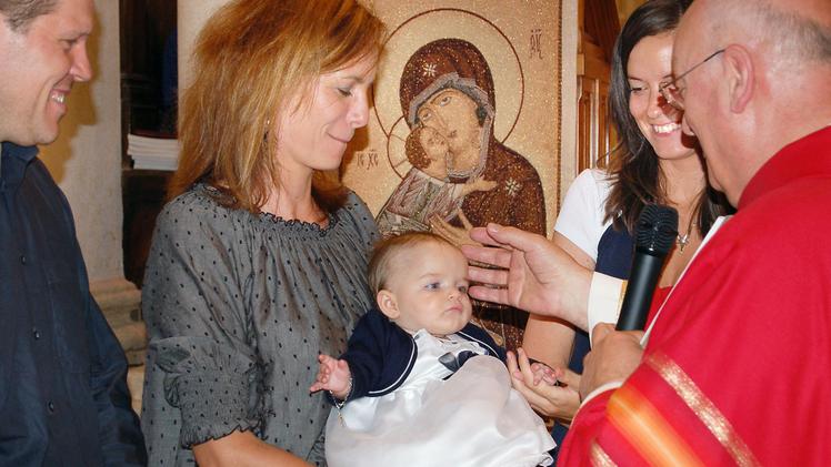 Il battesimo della piccola Giulia, con genitori e madrina, nel duomo di Malo. FOTO DONOVAN CISCATO