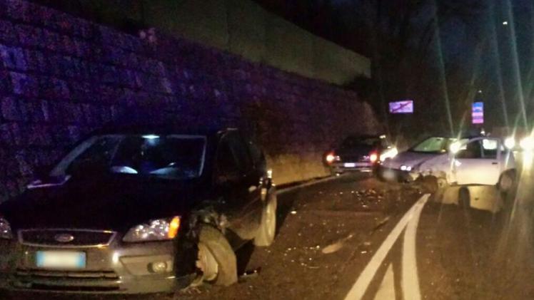 La Fiat Punto distrutta dopo il violento impatto sulla provinciale per CogolloGli altri veicoli coinvolti nell’incidente di domenica sera