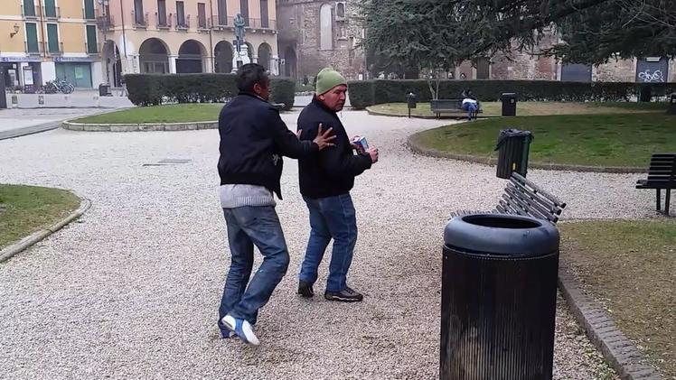 Il “boss” di piazza Matteotti allontana una presenza sgradita dai giardinetti