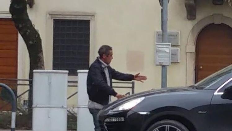 El Hadani aiuta un automobilista a parcheggiare in piazza Matteotti