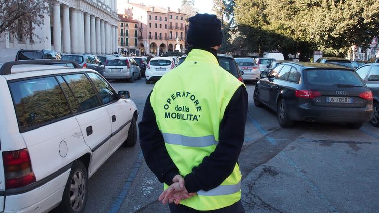Un dipendente di Aim Mobilità presidia il parcheggio in piazza Matteotti, ma il “boss” non c’è. COLORFOTO 