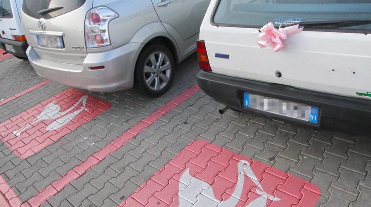 I parcheggi dedicati alle neo mamme all’ospedale di Santorso. FOTO CISCATO