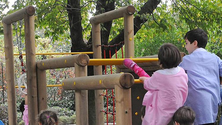 Un gruppo di bambini gioca nel parco di una scuola materna. ARCHIVIO