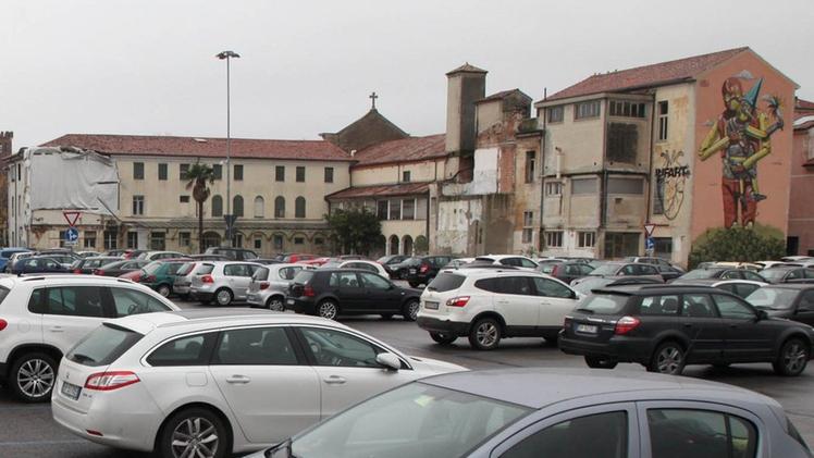 Gianpaolo Bizzotto, due volte sindaco di BassanoIl parcheggio nell’area dell’ex ospedale di viale Delle Fosse