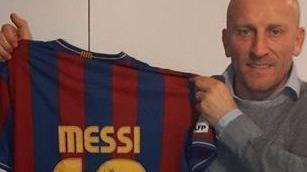 Massimiliano Sambugaro con la maglia di Messi. DA FACEBOOK