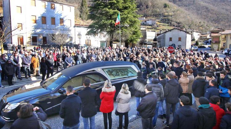 La folla al funerale di Emanuele Calgaro. STUDIO STELLA
