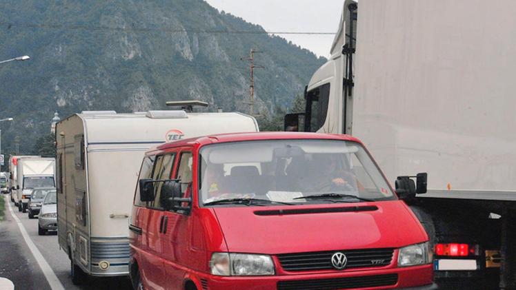 Code di auto e di veicoli pesanti in Valbrenta. Con la realizzazione della Pedemontana si prevede un quadruplicarsi del traffico 