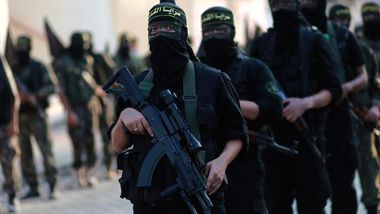 Un corteo di miliziani jihadisti appartenenti alle truppe dello Stato islamico. FOTO ARCHIVIO