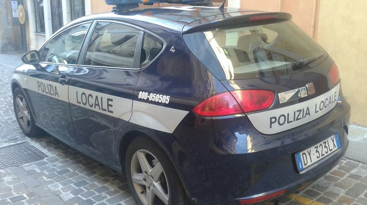 Un'auto della polizia locale di Bassano