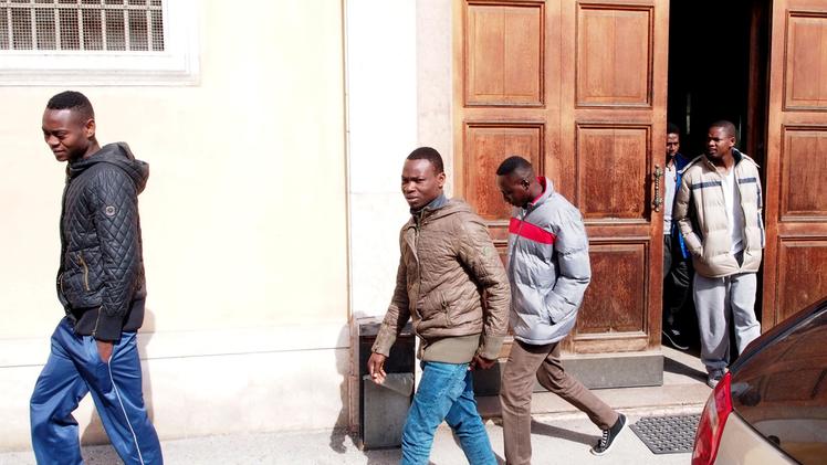 I richiedenti asilo all’uscita della caserma Sasso dove ieri si è insediata la commissione. COLORFOTO
