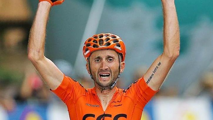 Il ciclista vicentino alza le braccia sul traguardo dopo una vittoria