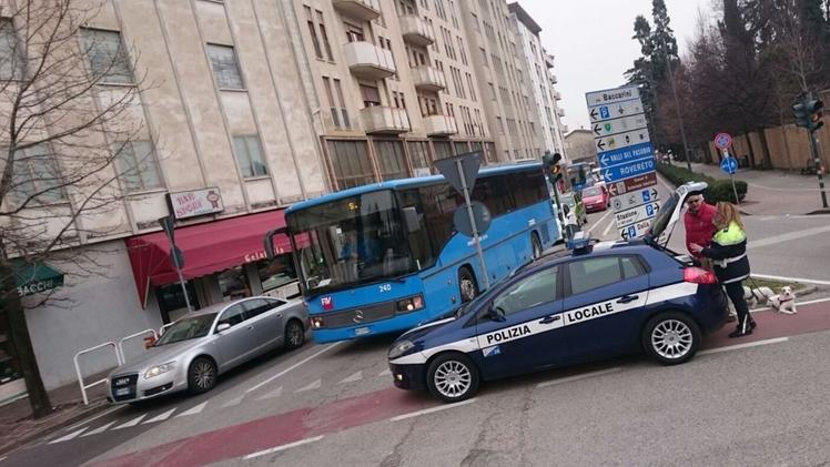 Pattuglia della polizia locale consortile in perlustrazione alla stazione degli autobusL’incidente di ieri pomeriggio in via Baccarini. CUCOVAZ
