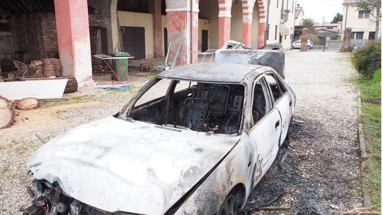 La Mazda incendiata dopo l’incendio doloso di domenica notte nella casa che ospita i profughiLa caca di Bolzano Vicentino che ospita una ventina di bengalesi