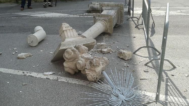 La colonna del 1600 abbattuta dal tir a Oliero