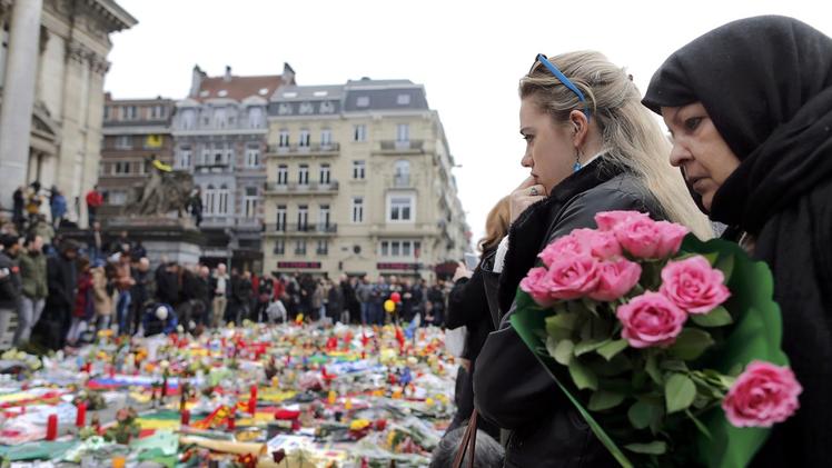 L’omaggio alle vittime delle stragi di Bruxelles rivendicate dallo Stato Islamico