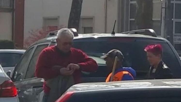 Uno dei profughi che fanno i parcheggiatori abusivi nel piazzale di via Rodolfi davanti all’ospedale