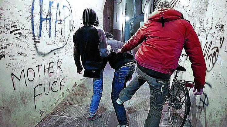 Giovani bulli in azione violenta contro coetanei, come sarebbe accaduto a Malo. ARCHIVIO