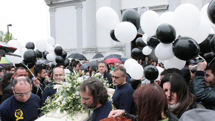 La folla con i palloncini al funerale di Monica De Rossi, l’agente immobiliare uccisa. FOTOSERVIZIO COLORFOTO