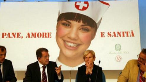 Oliviero Toscani (a destra) presenta con Romano Prodi e Livia Turco la sua campagna dalla foto sbagliata