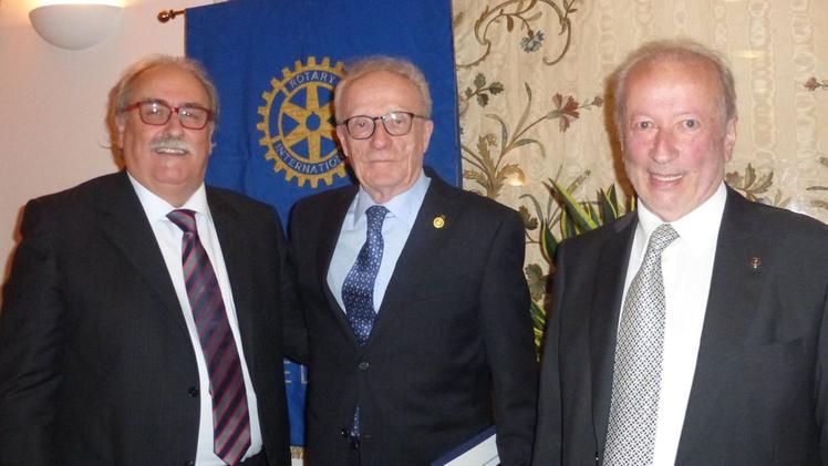 Il prefetto Soldà, Ruella e il presidente del Rotary Coronin. CARIOLATO