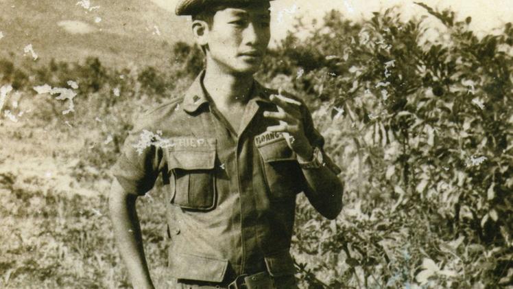 Il giovane tenente Ong al tempo della battaglia di SaigonHuynh Hiep Ong mostra il diploma della scuola militare. FOTO GUARDA