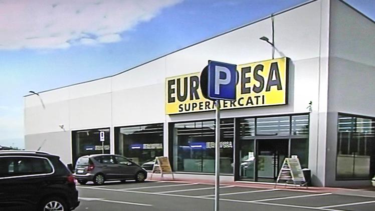 Il supermercato Eurospesa di Tezze dove è avvenuta l’aggressione. CECCON