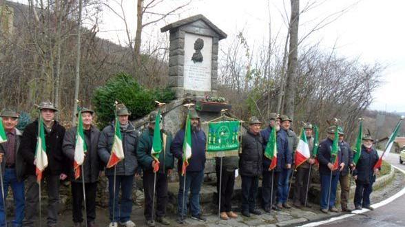 Gli alpini della sezione di Vicenza davanti alla targa che a Lizzano Belvedere (Bo) ricorda Antonio Giuriolo