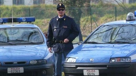 Un poliziotto durante un controllo a Parco Querini. ARCHIVIO