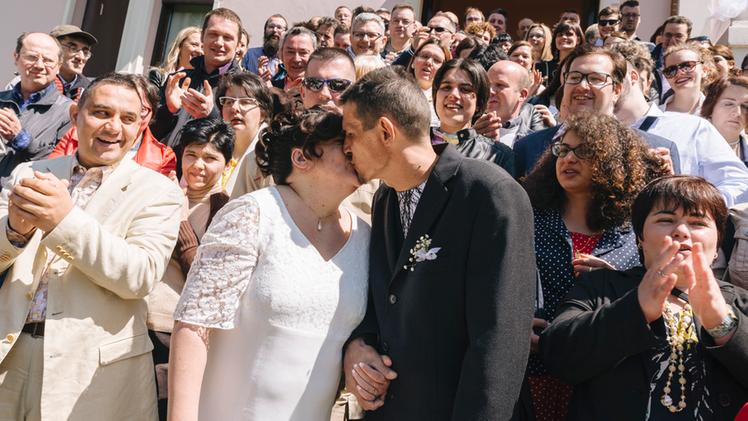 Michela e Maurizio festeggiati da amici e parenti dopo la celebrazione delle nozze ad Arzignano.