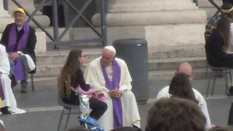 Alice durante la confessione con papa Francesco. A.FR.